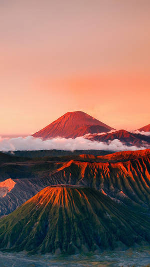 Fondo de pantalla de pequeña montaña roja
