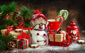 Fondo de pantalla de pequeño muñeco de nieve con regalos de Navidad — Estética navideña linda Fondos de pantalla