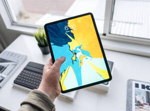 Persona Sosteniendo un Apple iPad Pro — iPad Mini Fondos de pantalla