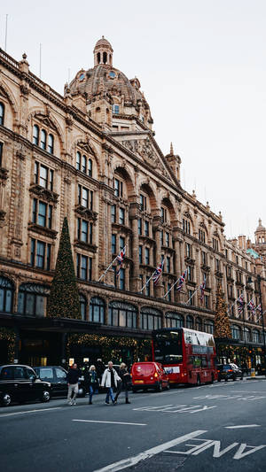 Personas cruzando la calle frente a Harrods
