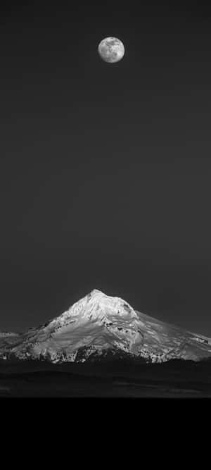 Pico Montañoso Iluminado por la Luna
