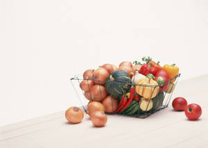 Fondo de pantalla de canasta de alambre con verduras. — Desaturado Fondos de pantalla