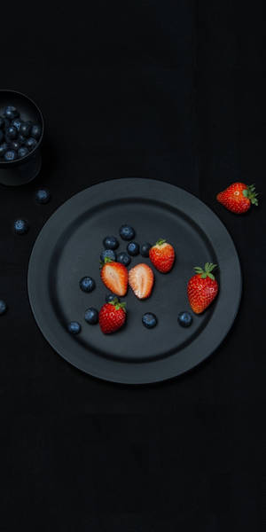 Plato de arándanos y fresas — 18:9 Fondos de pantalla