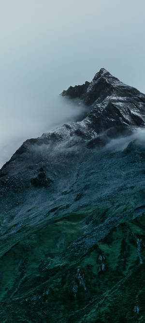 POCO X2 Montaña Neblinosa — iPhone 14 Plus Fondos de pantalla