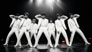Una imagen dramática en blanco y negro de un grupo de chicos de Kpop con trajes blancos. — Kpop GIF Fondos de pantalla