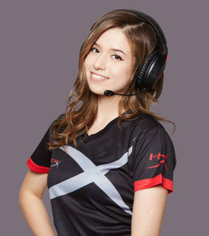 Fondo de pantalla de Pokimane Streamer de Twitch — Motorola Razr Fold Fondos de pantalla