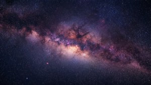 Nebulosa vibrante en el espacio profundo con estrellas y polvo cósmico.