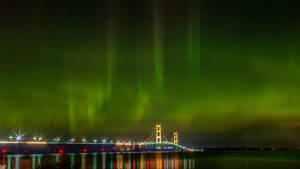 Puente Mackinac con aurora boreal — Cielo verde Fondos de pantalla