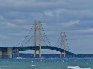 Puente Mackinac sobre las olas
