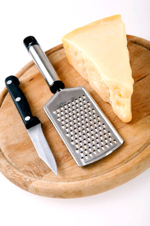 Fondo de pantalla de queso con rallador y cuchillo — 2:3 Fondos de pantalla