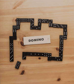Fondo de pantalla de rastro de fichas de dominó negras — Galaxy Z Fold8 Ultra Fondos de pantalla