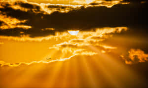 Rayos de sol majestuosos iluminando un cielo dorado