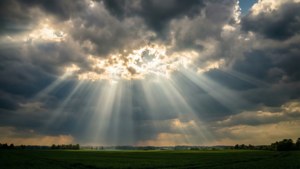 Rayos de sol atravesando las nubes sobre un campo verde. — Vista del cielo Fondos de pantalla