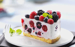 Fondo de pantalla de rebanada de pastel de bayas en plato — Neutral Fondos de pantalla