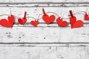 Recortes de papel de formas de corazones estéticos en un hilo