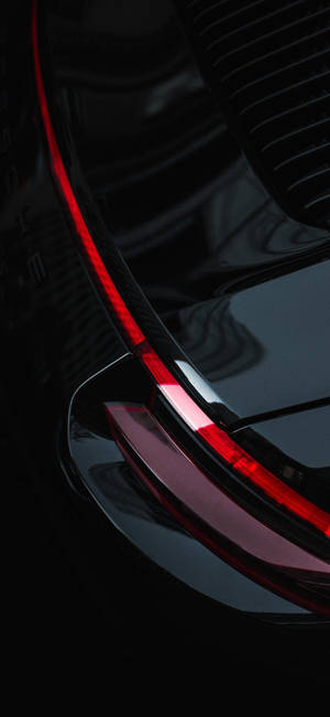 Fondo de pantalla iPhone XR de auto negro con luces traseras de franja roja — iPhone 14 Pro Fondos de pantalla