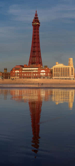 Reflejo de la Torre Blackpool — iPhone 16e Fondos de pantalla