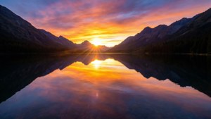 Reflejo simétrico del atardecer en un lago de montaña, fondo de pantalla vibrante y sorprendente. — Vista del cielo Fondos de pantalla