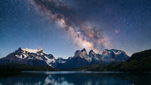 Vía Láctea sobre montañas patagónicas reflejada en un lago