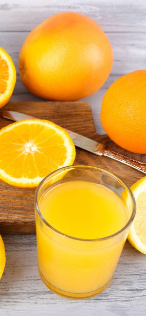 Fondo de pantalla de jugo de naranja y rodajas — iPhone 15 Plus Fondos de pantalla
