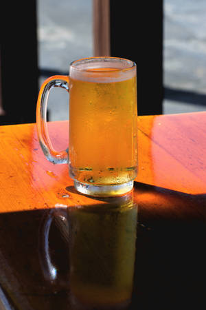 Fondo de pantalla de vaso de cerveza iluminado por el sol — 2:3 Fondos de pantalla