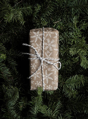 Fondo de pantalla de regalo navideño marrón y blanco — Estética navideña Fondos de pantalla