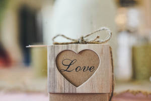 Caja con diseño de corazón y la palabra "Amor" escrita con tinta negra. Caja de regalo de papel para el Día de San Valentín.