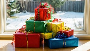 Pirámide de regalos coloridos en un alféizar soleado con vista a la nieve. — Regalos de Navidad Fondos de pantalla