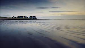 Fondo de pantalla de arte gris azul con casas en la costa, cielo y mar — Pro Display XDR Fondos de pantalla