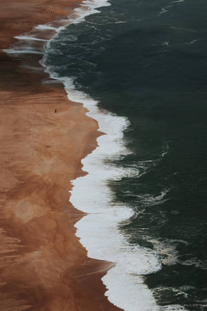 Fondo de pantalla de vista aérea de playa sombría.