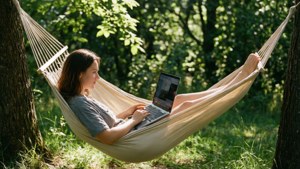 Una MacBook Air en una hamaca para un retiro tranquilo al aire libre.