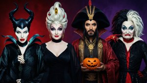 Villanos clásicos de Disney reunidos para Halloween, cada uno con un accesorio espeluznante.
