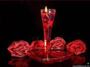 Rosas rojas hechas de tela rodeando una vela roja alta en vidrio para decoración de cita del Día de San Valentín. — 4:3 Fondos de pantalla