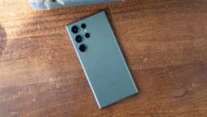 Samsung S23 Ultra verde trasero con conjunto de cámaras sobre superficie de madera — Samsung galaxy Fondos de pantalla