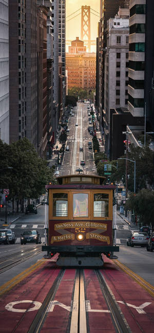 San Francisco teléfono teleférico atardecer — iPhone 16 Pro Max Fondos de pantalla