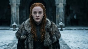 Sansa Stark se encuentra sola en el patio nevado de Invernalia