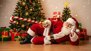 Santa Claus, relajándose, bastón de caramelo, Navidad, regalos, árbol, fiesta, invierno, festivo, alegría, ocio, decoración — Navidad GIF Fondos de pantalla