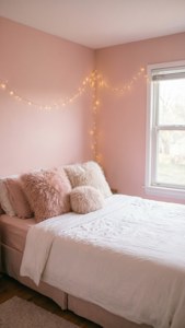 Una acogedora recámara rosa claro con luces de hadas, perfecta para una estética relajante. — Rosa claro estético Fondos de pantalla