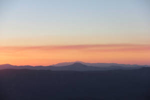 Fondo de pantalla de amanecer en el horizonte de montañas