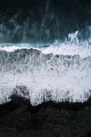 Siente el calor del sol en una hermosa playa de arena negra. — Oppo Pad Mini Fondos de pantalla