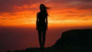Silueta de una chica estética contra un atardecer ardiente. — Chica aesthetic GIF Fondos de pantalla