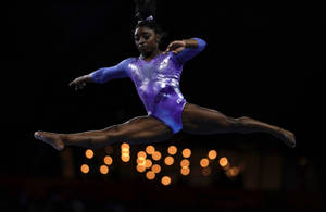 Fondo de pantalla de Simone Biles haciendo el split en el aire — Limpio Fondos de pantalla