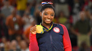 Fondo de pantalla de Simone Biles luciendo medalla de oro — iMac Fondos de pantalla