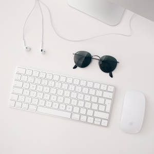 Fondo de pantalla minimalista de configuración Apple MAC blanca que consiste en iMAC, teclado inalámbrico, magic mouse y auriculares. — Limpio Fondos de pantalla