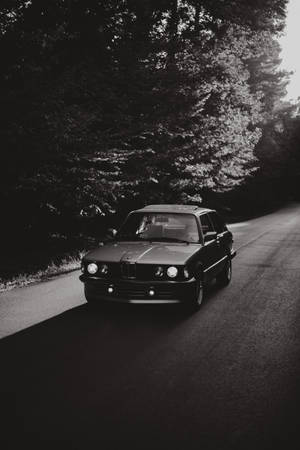 Fondo de pantalla en blanco y negro de un BMW antiguo en la carretera