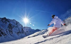 Snowboarder volando alto sobre una montaña nevada — MacBook Air M1 Fondos de pantalla