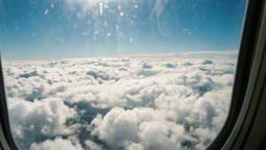 Vista aérea desde un avión del cielo azul arriba y nubes blancas abajo. — Vista del cielo Fondos de pantalla