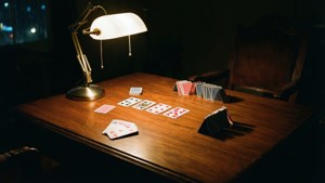Un juego de solitario de estilo noir iluminado por una lámpara de escritorio — 1366x768 Fondos de pantalla