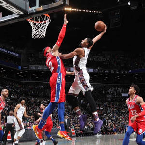 Fondo de pantalla de la clavada de Spencer Dinwiddie — Huawei nova Flip Fondos de pantalla