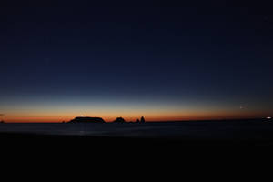 Fondo de pantalla de cielo al atardecer y estrellas nocturnas con el mar
